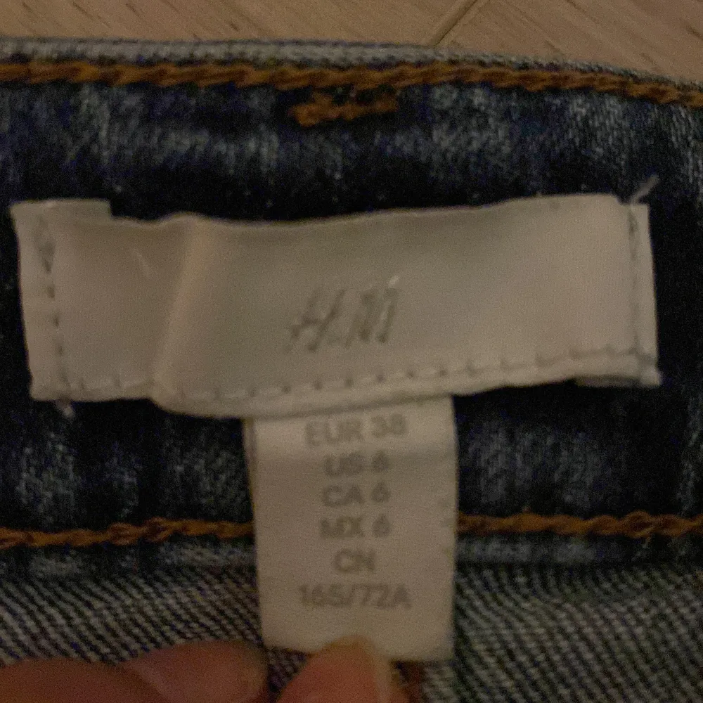 Blåa jeans från H&M i strlk 38, ⚠️Inte jätte baggy och i använt skick🫶 Använder mig inte av ”köp nu” funktionen, om du är intresserad kontakta mig❤️ . Jeans & Byxor.