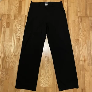 Hope Wind Trouser  - Hope Wind trouser i storlek 50. Riktigt fin vid passform och snyggt fall. Bra skick, inga flaws förutom att de är lite trampade på - inget märkbart. Har blivit lite glatta vid rumpan men det syns inte överhuvudtaget. Varsamt använda och handtvättade!🖤 