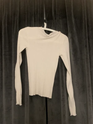 Tröja - En jätte söt tröja som är perfekt i längden när det kommer till att matcha med lågmidjade byxor! Den kan vara lite genomskinlig beroende på vad du har under! Den är presic som ny då den tyvärr inte kommit till användning! Materialet är väldigt stretchigt.