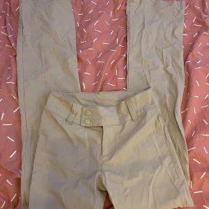 kostymbyxor - säljer dessa byxor från hm, säljer då dom inte kommer till användning, dom är lågmidjade, lite bootcut och super sköna💕💕
