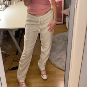 Linnebyxor  - Jättefina linnebyxor från HM home. Köpta förra året och är använda max 3 gånger. Säljer då jag använder mina andra färger mycket mer och har därför ingen användning av de. Hör av er för fler bilder!