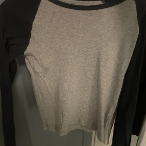 Långärmad topp  - Lång ärmad topp ifrån brandy Melville säljer pga att den inte avbränds tyvärr 