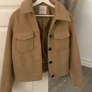 Vårjacka - Fin brun/beige vårjacka som är i nyskick