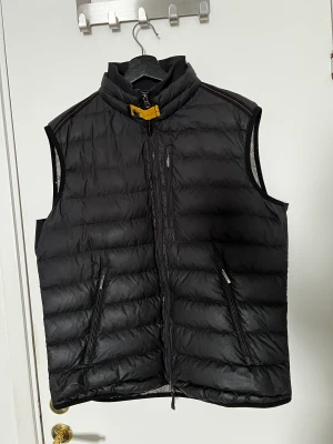 Parajumpers väst  - Parajumpers väst i skick 7,5/10. Används inte längre. Köptes för 3800 kr och jag säljer den för 1500 kr. Storlek XL 