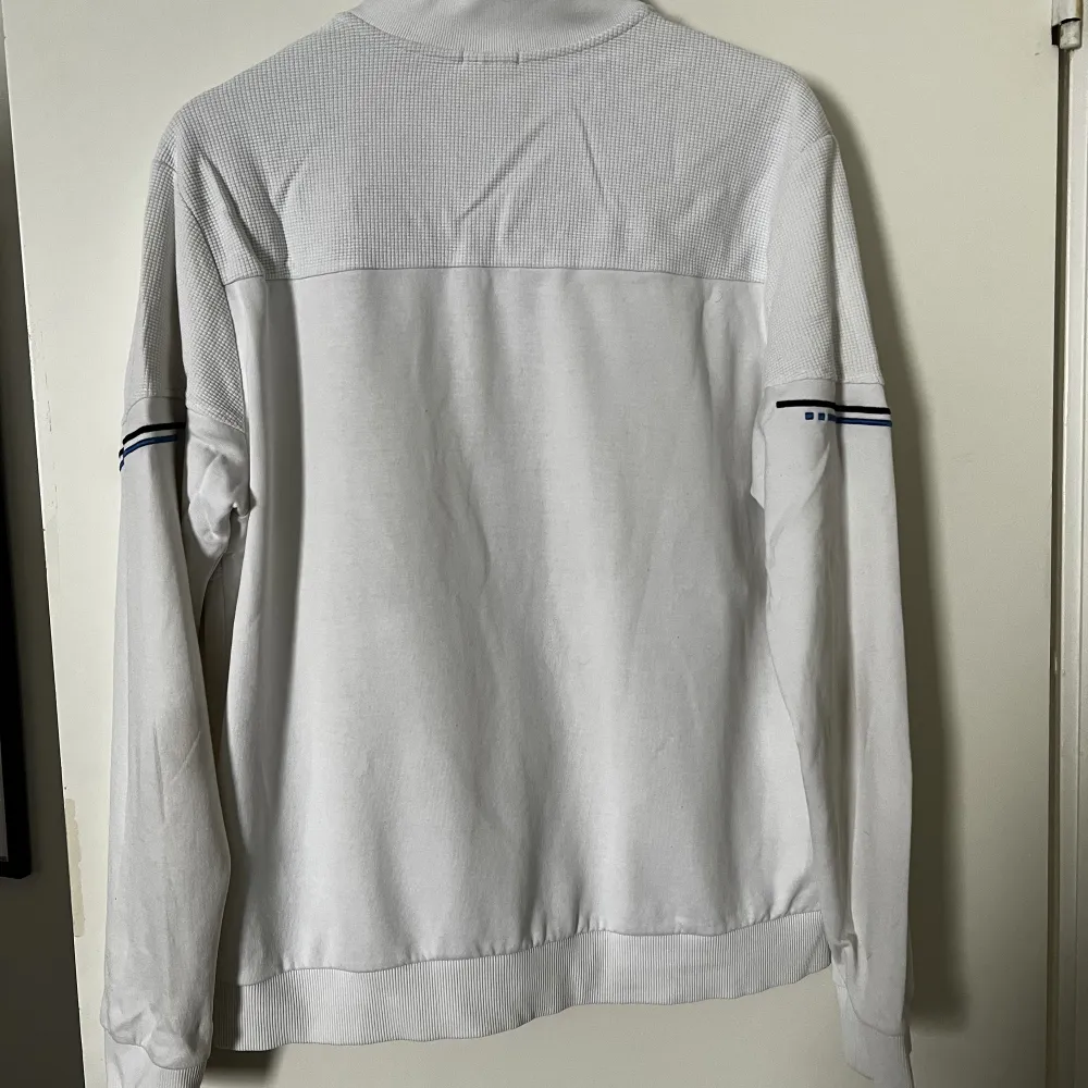 Vit Hugo Boss tröja som inte finns att köpa längre. Skick 8/10. Storlek L  Köptes för 1800 kr och säljs för 800 kr . Tröjor & Koftor.