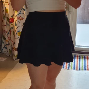 svart kjol - linnekjol från asos, slutsåld. använd ett fåtal gånger  säljer då den inte kommer till användning 