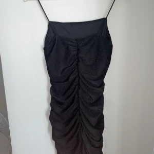 Festklänning svart glitter - (Bild 1 är Baksida) glittrig klänning  100kr Oanvänd Petit M