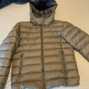 Colmar jacka - Tja! säljer nu min colmar jacka då den inte kommer till användning. Perfekta jackan för höst och vintersäsongen, Jackan är i väldigt bra skick och äkta såklart! qr finns! Tryck inte på köp direkt utan kontakta mig först😊