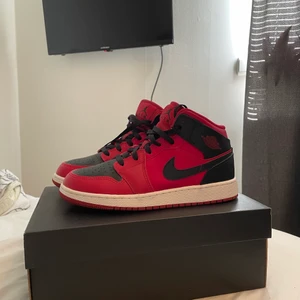Jordan 1 - Iprincip helt nya Jordan 1 i storlek 38/39. Säljs pga dålig användning. Inga slitningar eller defekter alls! Skriv vid fler frågor elelr bilder❤️box till skorna finns också. Köparen betalar för frakt!