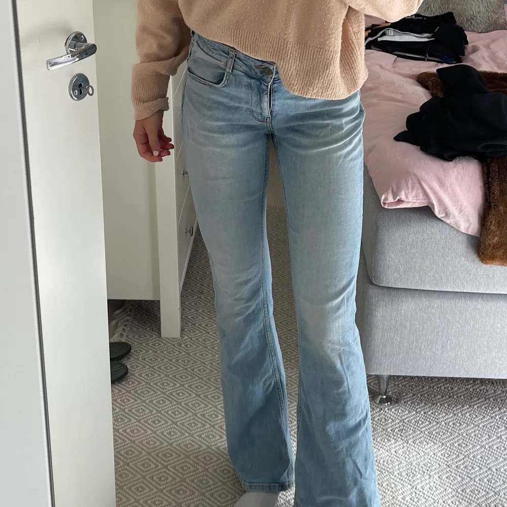 Snygga jeans från Zara i bootcut-modell som jag i princip aldrig använt. Passar tyvärr inte mig i storleken.. Jeans & Byxor.