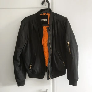 Svart bomberjacka - Svart bomberjacka från DM retro (LITEN I STORLEKEN). Använd men i gott skick. Priset ingår ej frakt🥰