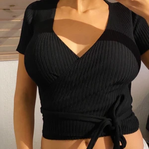Topp - Topp från bershka använd en gång 🤍 man knyter den själv så går o bestämma hur tight den ska sitta (smutsig spegel)