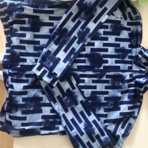 Träningsjacka/tröja från Monki - Nästan oanvänd träningsjacka/ tröja från Monki💗  Fint skick!  Aningen stor på mig som brukar ha S.  Köparen står för frakten! 