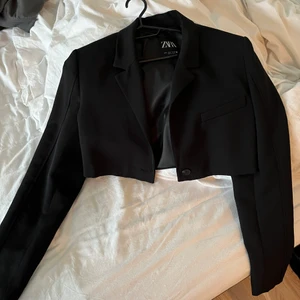 Zara cropped blazer - Helt oanvänd. Croppad modell och liten i storlek. Detta är storlek M men mer som s/xs. Nypris 550 mitt 300. Vid snabb affär 300kr inkl Frakt 