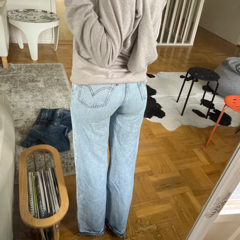 Säljer mina gamla Levis jeans i storlek 23. Jag är 168cm lång och har sprättat upp sömmen längst ner för att de skulle sitta mer slappt nere vid fötterna! Köparen står för frakten💕. Jeans & Byxor.