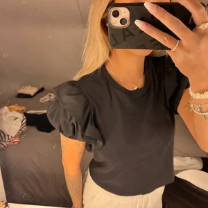 T-shirt med puffärmar  - En t shirt med puffärmar från zara och är i storlek S. Aldrig använd. Slutsåld 