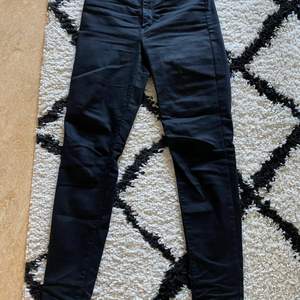 Svarta jeans från Levi’s  Storlek 28 x 30 Mycket fina skick
