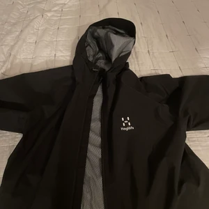 Haglöfs jacka Herr - Jag vill sälja min Haglöfs jacka då den inte passar mig längre. Den är sprillans ny och är endast använd 1-2 gånger. Kan både mötas upp inom Stockholm, men det går även bra att frakta.  Skick 10/10 Köpt för 1500kr Storlek: Large