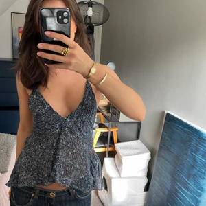 Topp från zara med lappen kvar! - Super fin topp perfekt till fest. Prislappen kvar! Skriv vid intresse💕