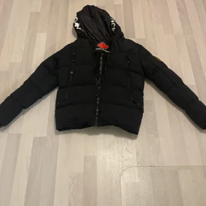 Zavetti viner jacka  - En fint zavetti vinter jacka som är oanvänd fick den i fel storlek så har inte amvänt den. Den är i storlek xs funkar även som s. Vid intresse eller frågor så får ni gärna kontakta mig 