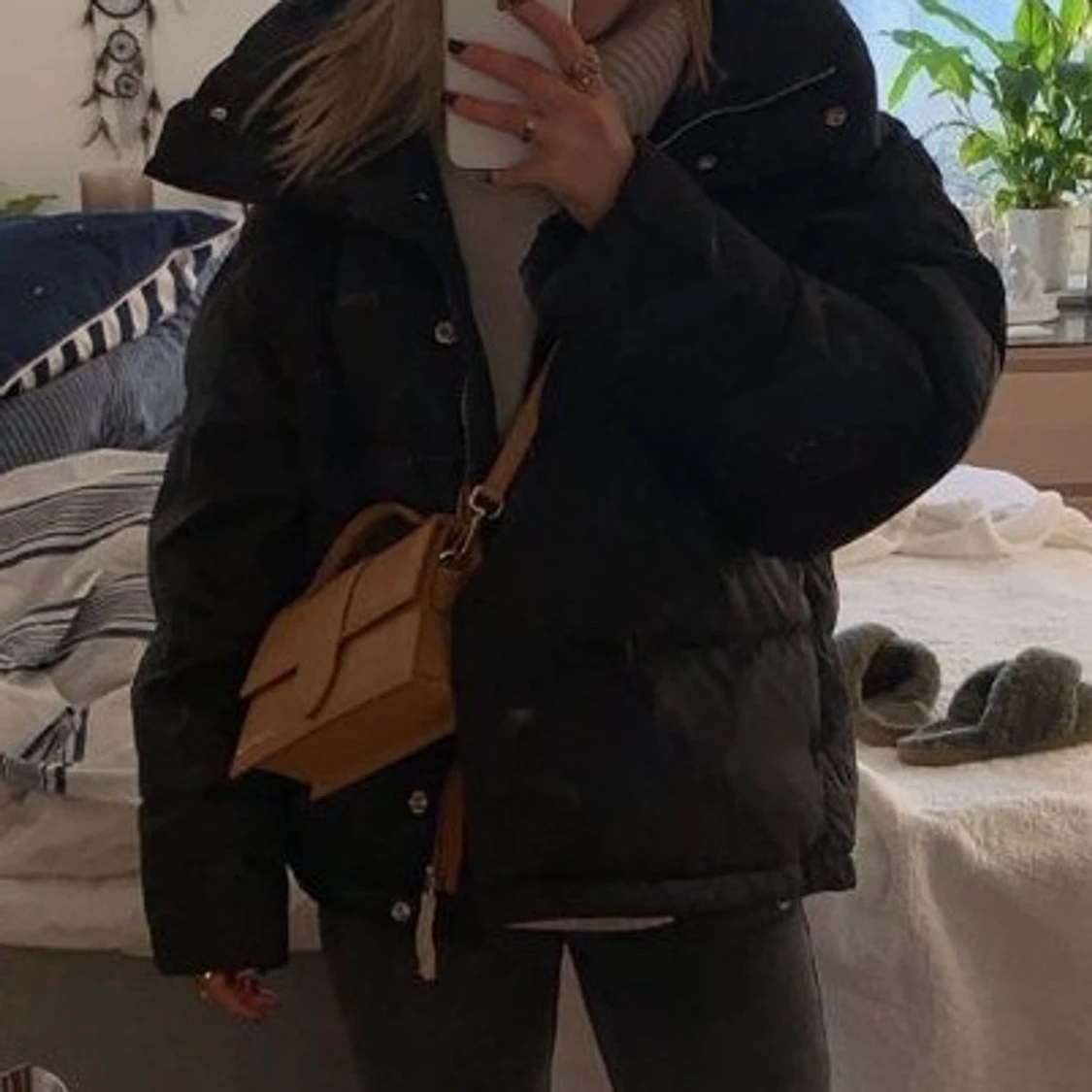 Svart pufferjackađ€