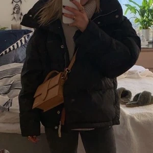 Svart pufferjacka🖤 - Säljer min jättesnygga pufferjacka från Cubus! Perfekt nu till höst/vinter❄️. I M så lite ”baggy” på mig som vanligtvis bär xs/s i jackor🤍❗️lånad första bild❗️