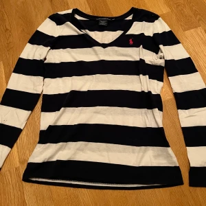 Randig långärmad  - Säljer den a randiga långärmade ifrån Ralph lauren då jag aldrig använt den, väldigt skönt material och väldigt fin!!