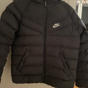 Nike jacka - Säljer denna Nike vinterjackan då jag har en ny, väldigt skön och varm och ser ut som ny.