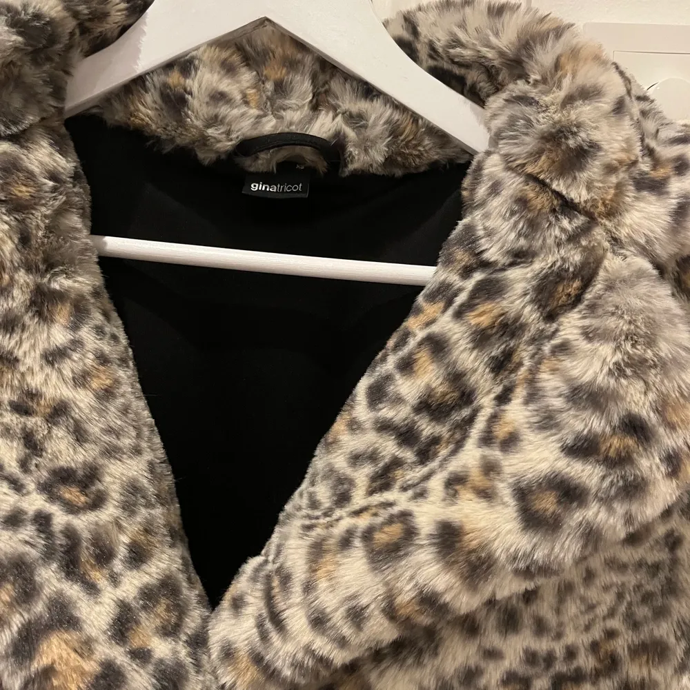 Säljer superfin fluffig jacka ifrån Gina tricot!🥰Endast använd 2-3 gånger! Strl Xs❤️100kr+frakt💗. Jackor.