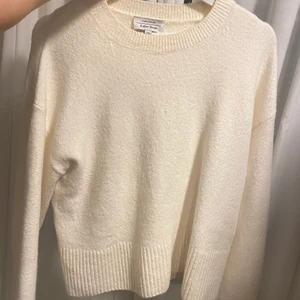 Stickad tröja - Säljer denna jätte mjuka tröja från &otherstories. Storlek S och använd fåtal gånger, nypris:390kr 🤍säljer en likande också från Mango!