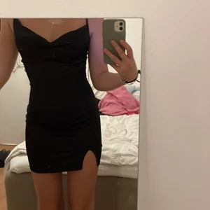 Fest klänning  - Skit snygg tajt fest klänning med slits den är floig där fram köpt från pretty little thing aldrig använd!