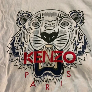 Kenzo t-shirt strl M  - Har aldrig använt den och köpt den ny av en på Instagram som säljer märkeskläder 