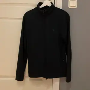 Hugo boss zip tröja, använd fåtal gånger då den är för liten för mig, skick 9/10. Pris ca 1300 kr, säljer den för 500 kr.