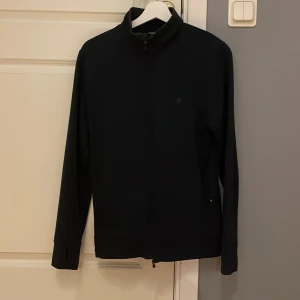 Hugo boss hel zip, Strl M - Hugo boss zip tröja, använd fåtal gånger då den är för liten för mig, skick 9/10. Pris ca 1300 kr, säljer den för 500 kr.