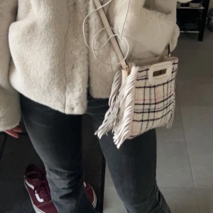 Maje väska - Vill byta denna maje väska mot en annan färg! Hör av dig vid intresse🥰 OBS! Det vita långa bandet medföljs ej!