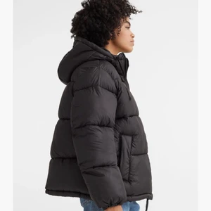 Vinterjacka  - Sparsamt använd vinterjacka från H&M. Den är i storlek L, men passar om man är S/M enligt mig. Det är de storlekarna jag egentligen brukar ha!