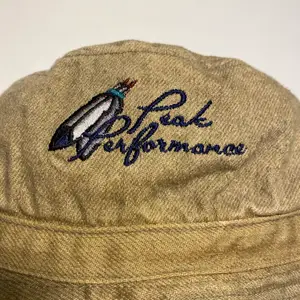 Vintage peak performance bucket hat.