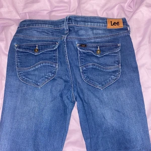Lee lågmidjade jeans med fickor - super snygga och sköna lee jeans med fickor på rumpan. Passar en Xs-S och är i bootcut model. Hör av er ifall ni har frågor eller vill ha fler bilder!<3