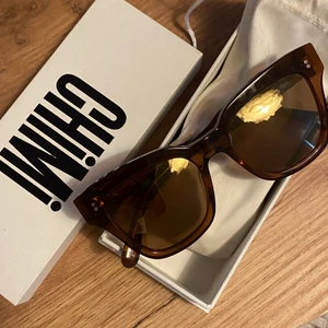 Chimi  - Chimi solglasögon 005 coco brown , väldigt fint skick 