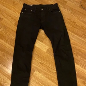hel svart Levis jeans 30/32 - Har använt dem kanske 3-5 gånger. Dem blev småa snabbt köpte dem för 1.099kr och säljer den för 500kr . Model heter Levis 502 regular taper jeans black 