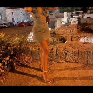 Grön kläm  - Säljer denna klänning endast använd en gång i storlek s.