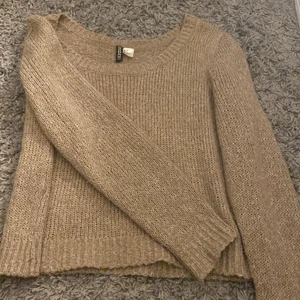 Stickad tröja - Säljer min stickade tröja från hm pga ingen användning längre, den är jätte skön men lite tunn, ganska stor runt axlarna men annars inget problem.☺️