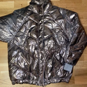 Guldig dunjacka 38 - H&M. Gott skick! Varm och go. Strl 38.