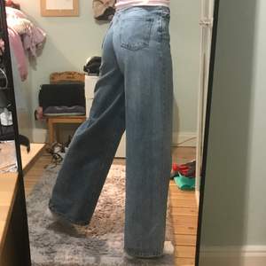 Ett par vida blå jeans från Newyorker (FBsister) som inte kommer till användning längre då de är för tajta. Använts mycket för ett par år sen men inga defekter. Storlek XS, midjemått tvärsöver 30 och innebenslängd 80. Skriv vid frågor 💙