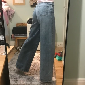 Vida jeans - Ett par vida blå jeans från Newyorker (FBsister) som inte kommer till användning längre då de är för tajta. Använts mycket för ett par år sen men inga defekter. Storlek XS, midjemått tvärsöver 30 och innebenslängd 80. Skriv vid frågor 💙