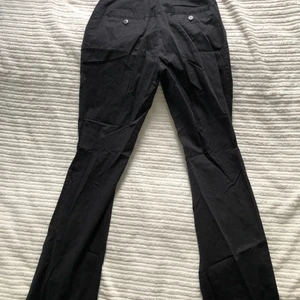 Lowwaisted kostymbyxor  - Lowwaisted utsvängda kostymbyxor med snyggpassform. Köpta länge sen så en äldre modell ger mkt y2k vibes och går ej att få tag på längre. Mycket bra skick. Strlk 34 Passar XS/S. 