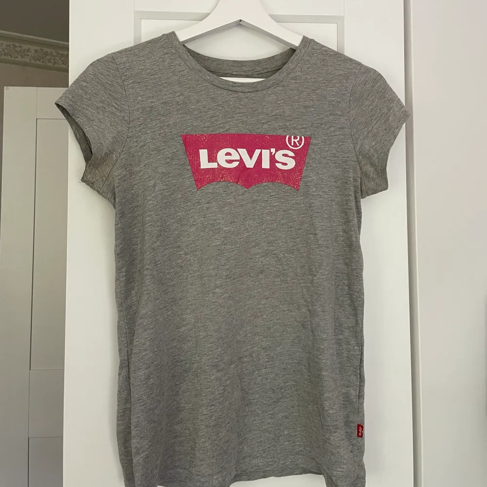 Säljer min Levis T-shirt då den ej kommer till användning, bra skick, inga skador! Storlek 164 men passar xs-s. T-shirts.