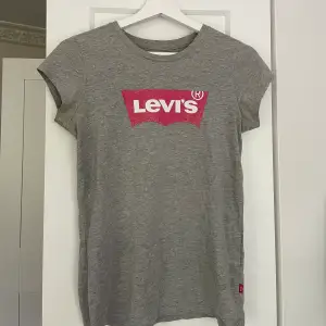 Säljer min Levis T-shirt då den ej kommer till användning, bra skick, inga skador! Storlek 164 men passar xs-s