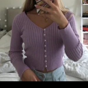 Gullig topp - Super söt lilla topp med pärlor som går att knäppa lite som man vill💜💜 (Lånade bilder)
