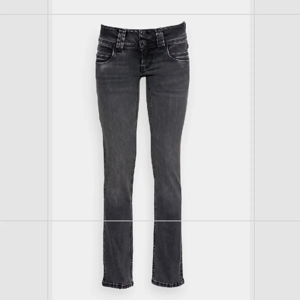 Säljer dessa jätte populära jeansen som även är slutsålda💕storlek 27/32 dom motsvarar 36 or, Dom är i ett jätte bra skick och i modellen straight.  desks är väldigt eftertraktade och jag köpte dessa för 950kr. Tryck inte på köp direkt❗️❗️❗️priv för bilder. Jeans & Byxor.